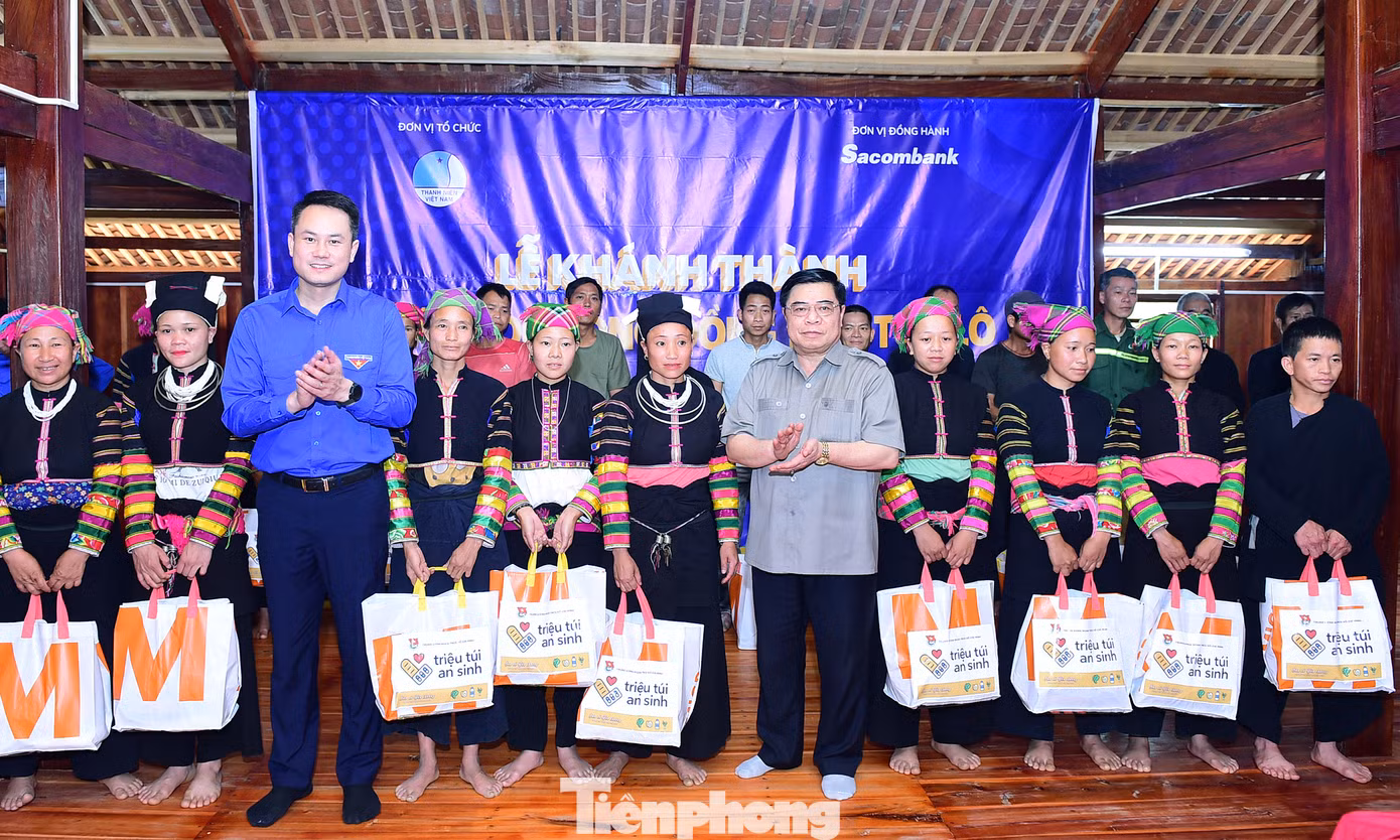 Ban Tổ chức chương trình cũng đã trao tặng 88 suất quà tới các hộ dân xóm Cốc Xả. Ảnh: Xuân Tùng