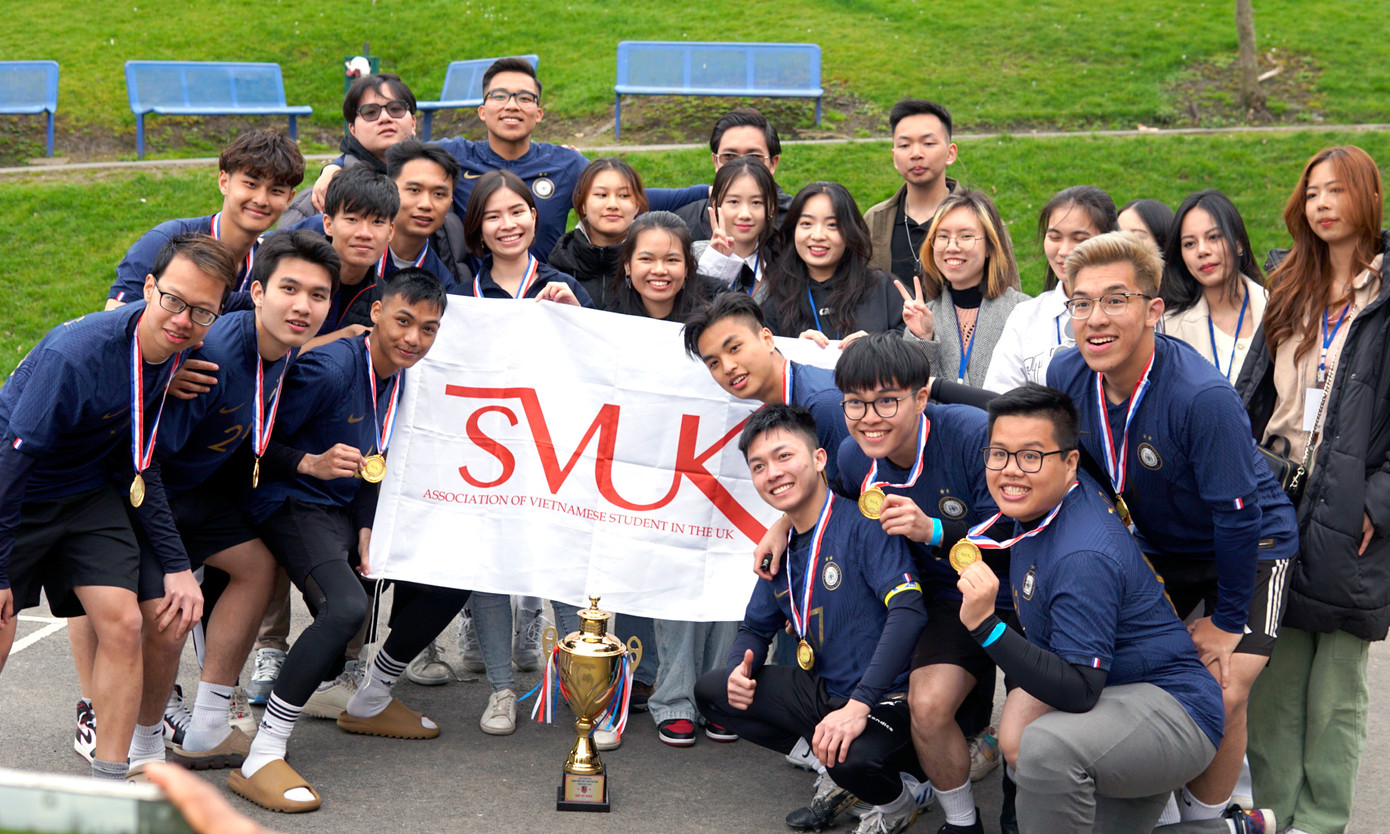Ban tổ chức SVUK CUP 2023 cùng đội chủ nhà Vietsoc Leeds. Ảnh: BTC