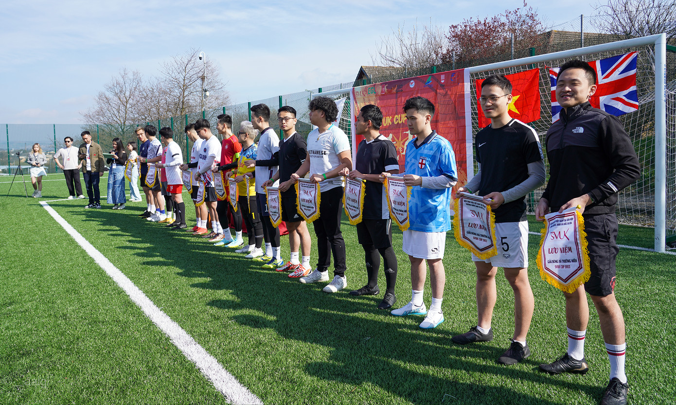 Các cá nhân xuất sắc tại giải đấu nhận kỷ niệm chương từ Ban Tổ chức. Ảnh: BTC