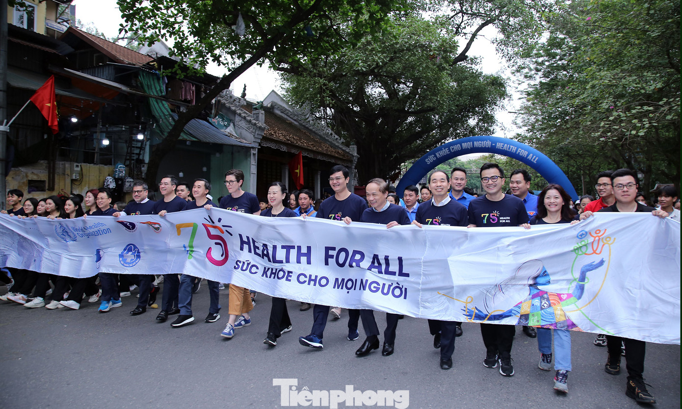 Các đại biểu tham gia hoạt động đi bộ vì sức khỏe. Ảnh: Lâm Đăng Hải