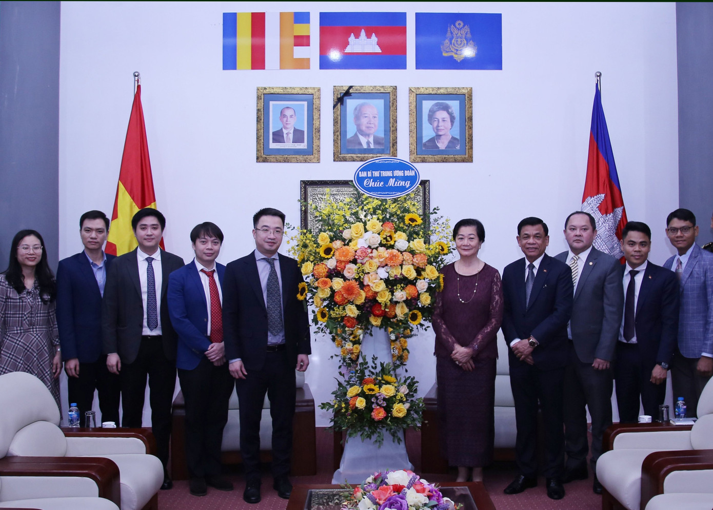 Đoàn công tác chụp ảnh lưu niệm. Ảnh: Lâm Đăng Hải