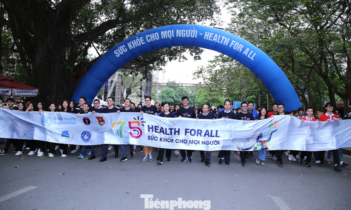 Các đại biểu tham gia hoạt động đi bộ vì sức khỏe. Ảnh: Lâm Đăng Hải