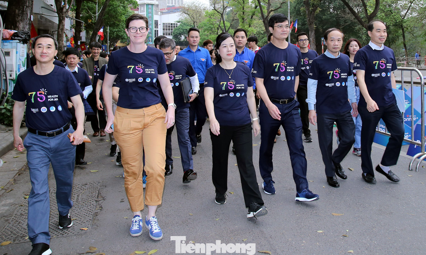 Các đại biểu tham gia hoạt động đi bộ vì sức khỏe. Ảnh: Lâm Đăng Hải