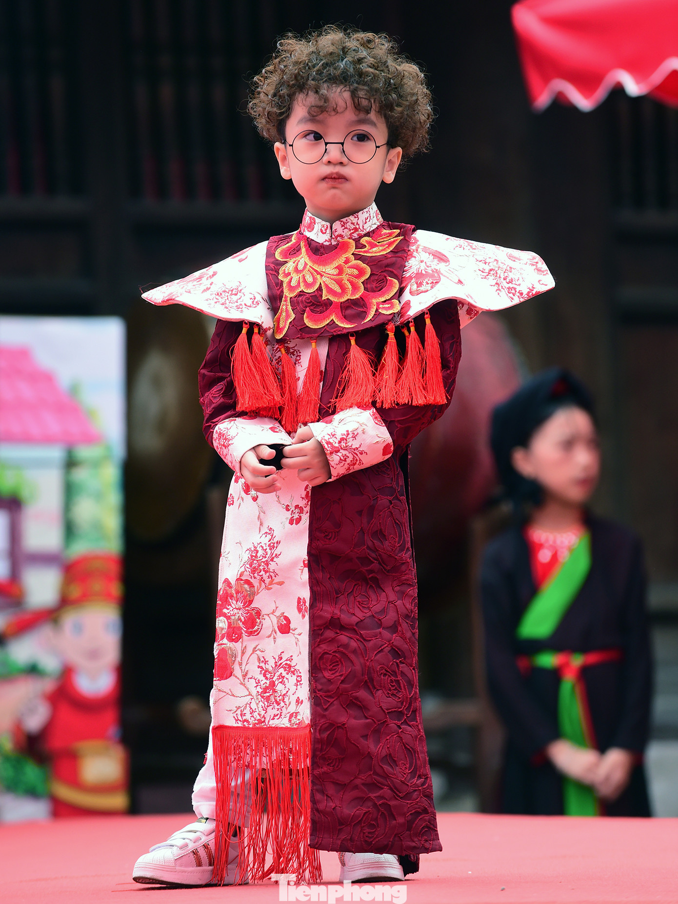 Năm nay, ngoài thi 3 môn kiến thức quen thuộc như Toán, Tiếng Việt, Tự nhiên Xã hội hoặc Lịch sử Địa lý, Trạng nguyên nhỏ tuổi năm nay cũng là mùa thi đầu tiên có thêm nội dung thi Kỹ năng sống dành cho lứa tuổi Tiểu học. (Trong ảnh là phần trình diễn thiết kế áo dài với các họa tiết, hoa văn miền cao). Ảnh: Xuân Tùng