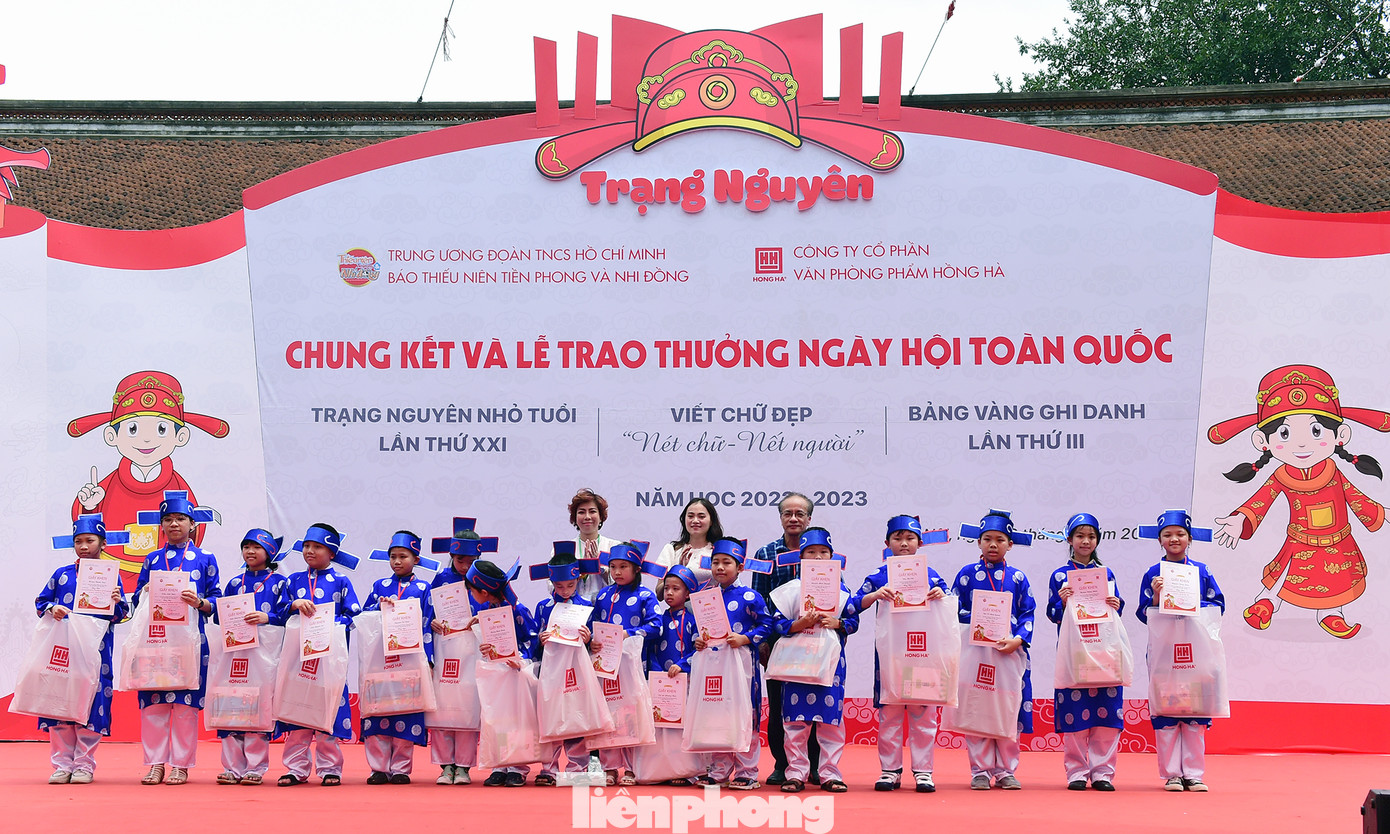 Ở Hội thi Trạng Nguyên nhỏ tuổi, Ban Tổ chức trao 16 giải Bảng nhãn, 24 giải Thám hoa và 79 giải Hoàng giáp cho các thí sinh. Trong ảnh, các thí sinh đoạt giải Bảng nhãn). Ảnh: Xuân Tùng