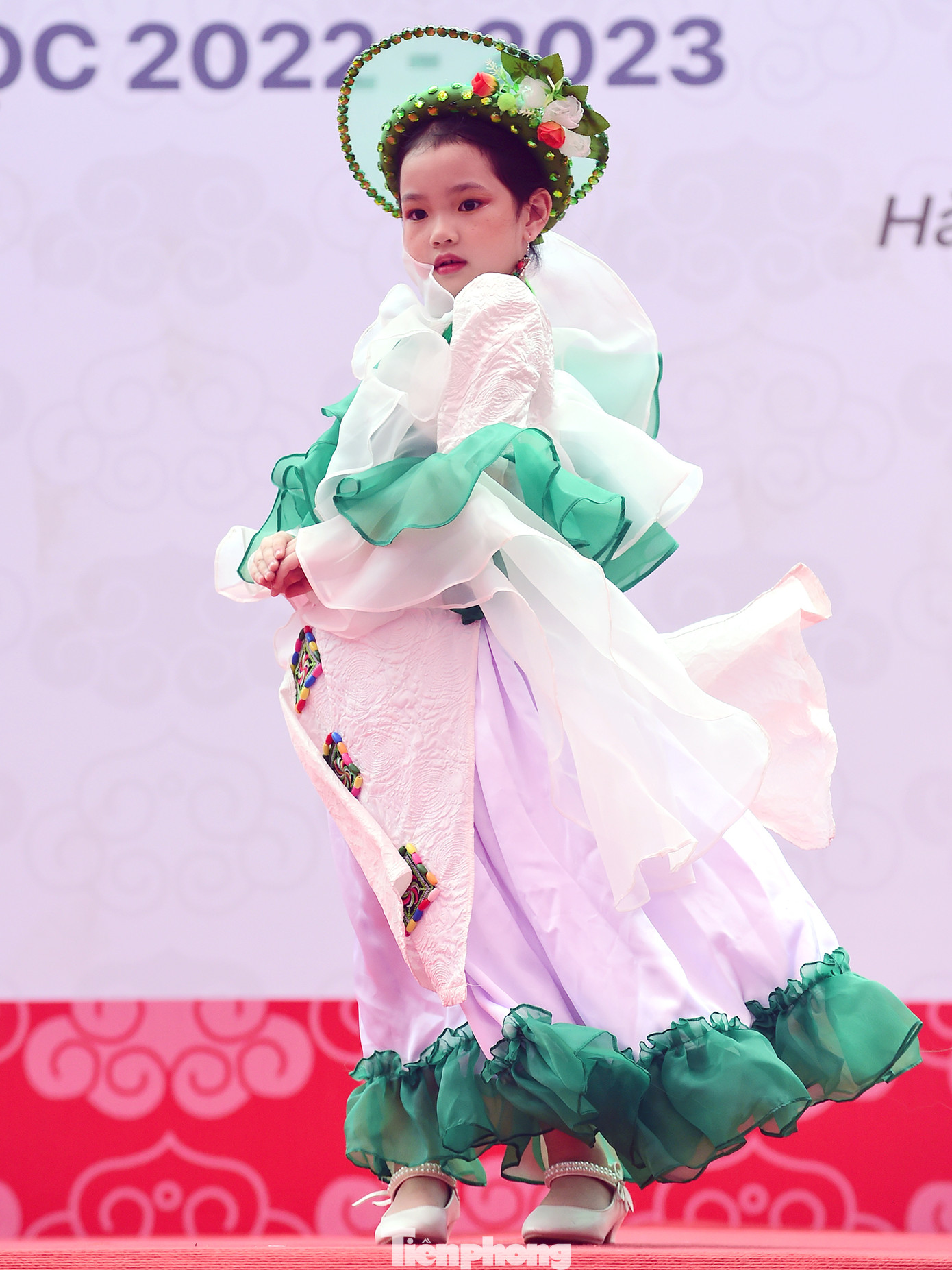 Năm nay, ngoài thi 3 môn kiến thức quen thuộc như Toán, Tiếng Việt, Tự nhiên Xã hội hoặc Lịch sử Địa lý, Trạng nguyên nhỏ tuổi năm nay cũng là mùa thi đầu tiên có thêm nội dung thi Kỹ năng sống dành cho lứa tuổi Tiểu học. (Trong ảnh là phần trình diễn thiết kế áo dài với các họa tiết, hoa văn miền cao). Ảnh: Xuân Tùng