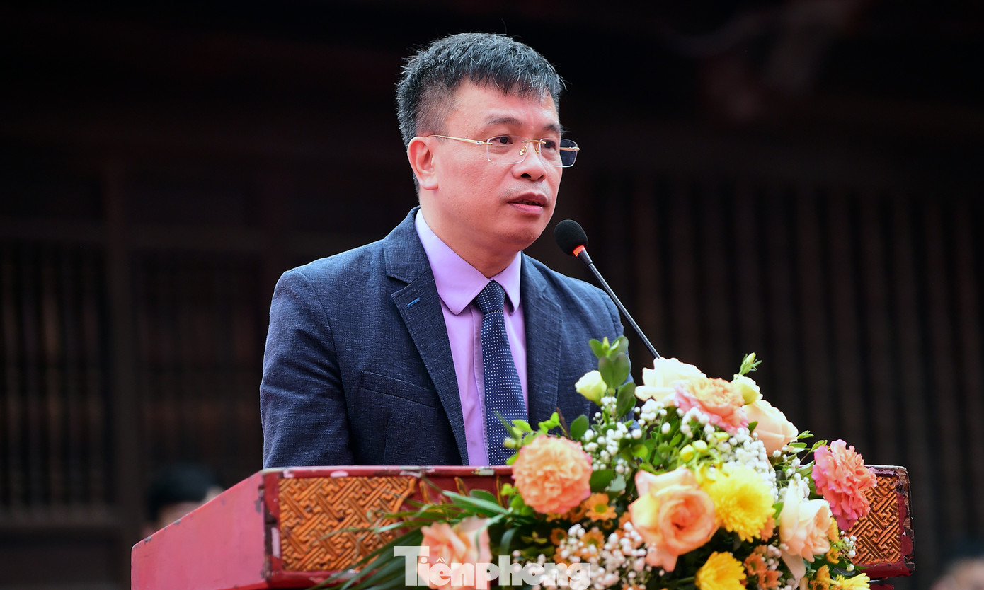 Nhà báo Nguyễn Phan Khuê, Ủy viên Hội đồng Đội Trung ương, Tổng Biên tập Báo Thiếu niên tiền phong và Nhi đồng cho biết, cuộc thi là hoạt động thường niên nhằm tạo sân chơi tri thức bổ ích, lý thú phát hiện những học sinh có năng lực nổi trội, đồng thời khích lệ các em học sinh không ngừng trau dồi kiến thức văn hóa và kỹ năng viết chữ đẹp, khuyến khích thế hệ trẻ phát gìn giữ và phát huy những truyền thống văn hóa quý báu của dân tộc. Nhà báo Nguyễn Phan Khuê bày tỏ mong muốn: &quot;Việc tham dự ngày hội chung kết toàn quốc tề tựu tại Văn Miếu - Quốc Tử Giám là kỷ niệm đẹp, ý nghĩa đối với các em học sinh&quot;. Ảnh: Xuân Tùng