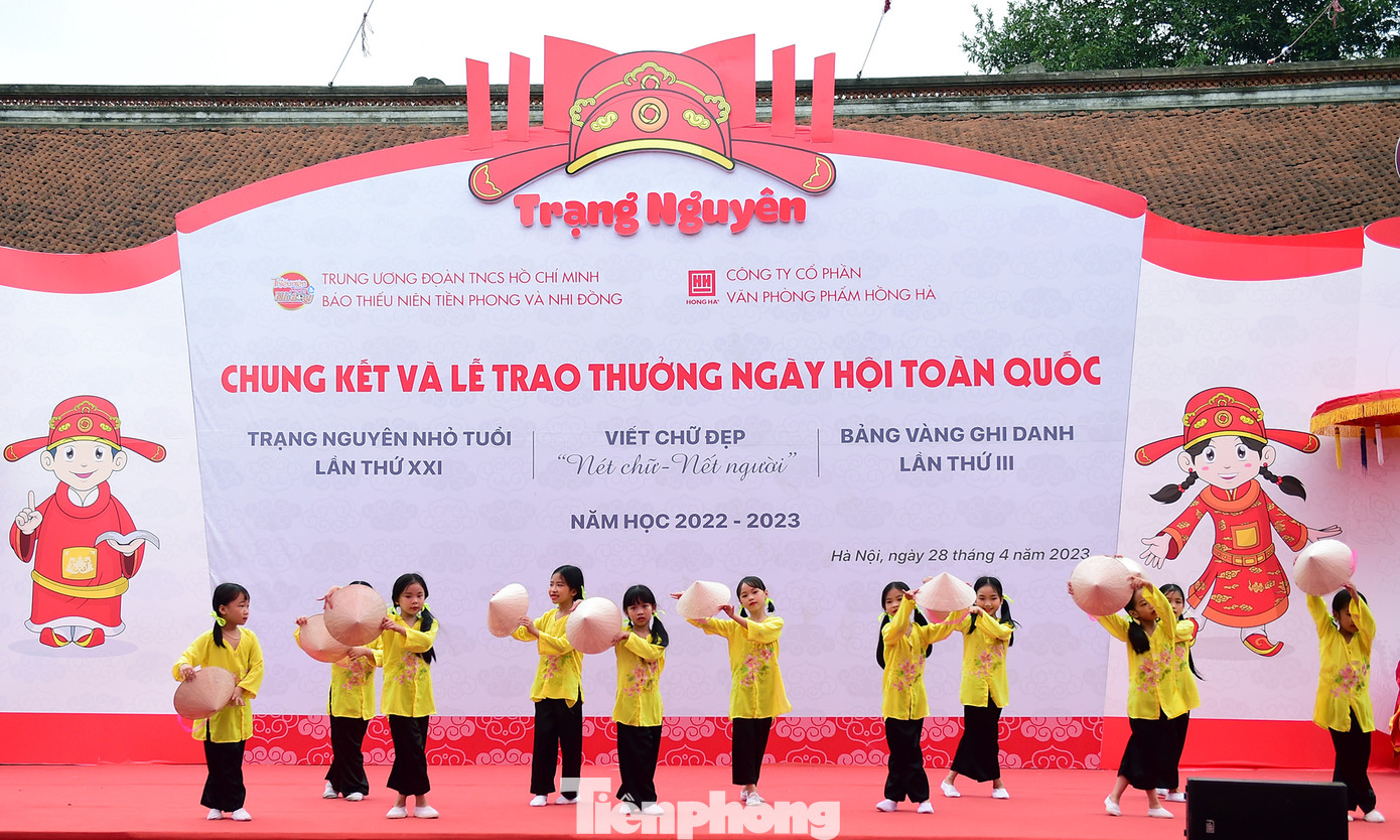 Ngày 28/4, tại Văn Miếu - Quốc Tử Giám (Hà Nội), Báo Thiếu niên tiền phong và Nhi đồng phối hợp với Công ty CP Văn phòng phẩm Hồng Hà tổ chức Ngày hội Chung kết toàn quốc Trạng nguyên nhỏ tuổi lần thứ 21 - Viết chữ đẹp &quot;Nét chữ, nết người&quot; - Bảng vàng ghi danh lần thứ 3 năm học 2022 - 2023. Dự chương trình có bà Trương Mỹ Hoa, nguyên Phó Chủ tịch nước, Chủ tịch Quỹ học bổng Vừ A Dính, chủ nhiệm CLB “Vì Hoàng Sa - Trường Sa thân yêu”. Ảnh: Xuân Tùng