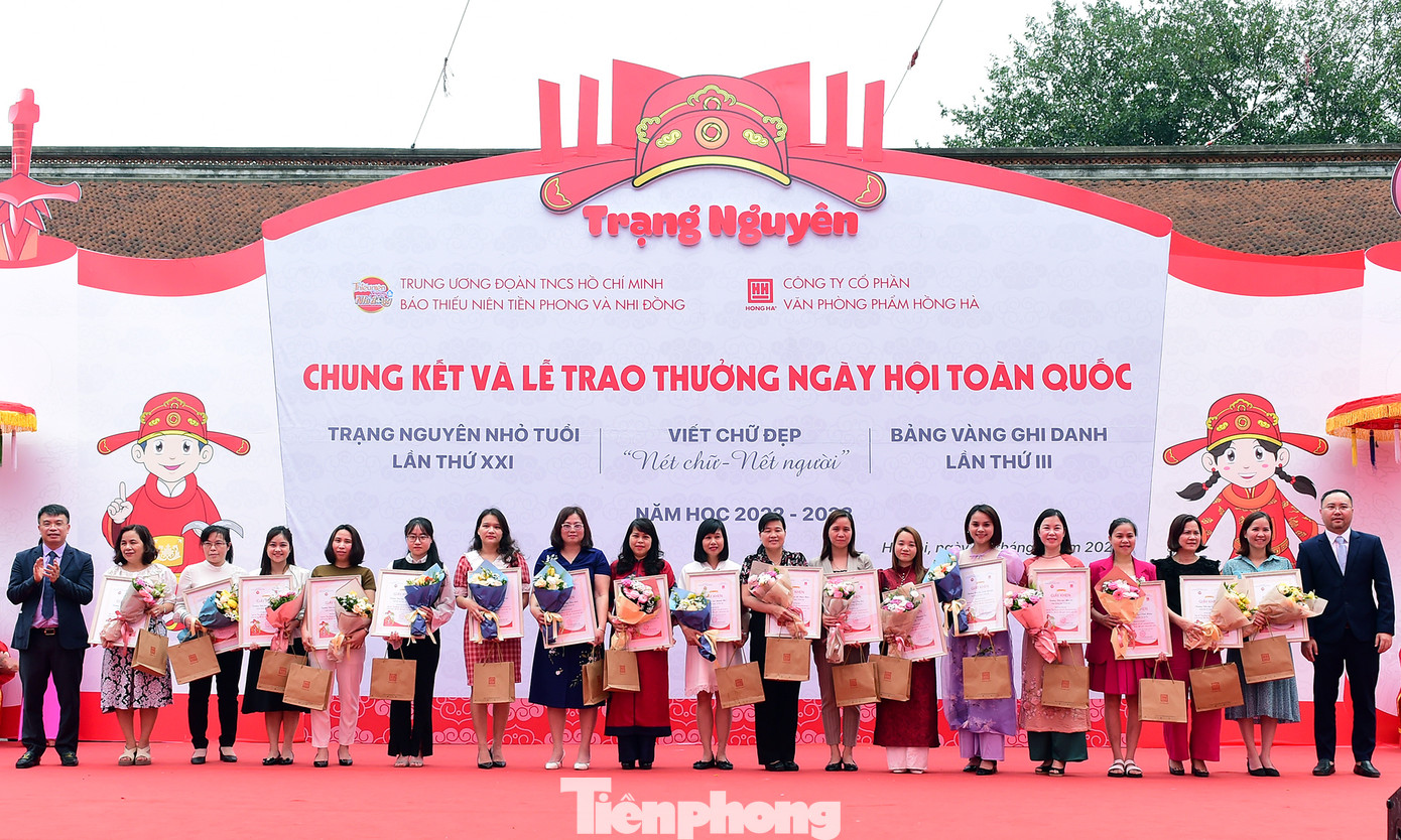 Vòng chung kết thường niên của Ngày hội Trạng Nguyên nhỏ tuổi, Bảng vàng ghi danh và Viết chữ đẹp &quot;Nét chữ, nết người&quot; năm học 2022 - 2023 có 305 thí sinh đến từ 19 tỉnh thành và 155 trường học (113 trường Tiểu học và 42 trường THCS) trên cả nước. Đây là Vòng chung kết có số lượng thí sinh đông nhất được ghi nhận từ trước tới nay. Đã có thêm hơn 30 trường TH và THCS có thí sinh tham dự Ngày hội chung kết lần này. Ảnh: Xuân Tùng