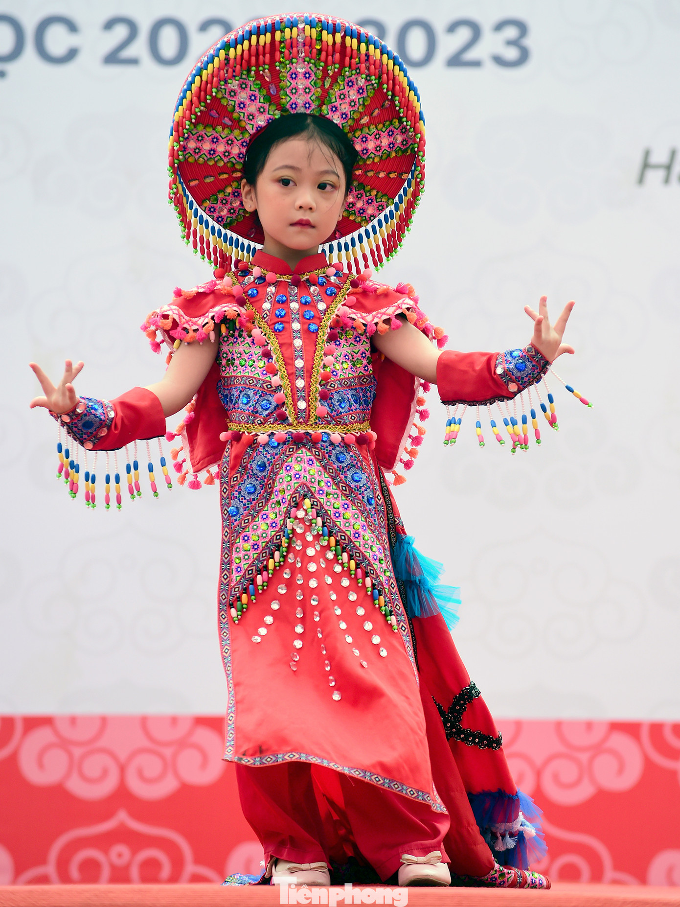 Năm nay, ngoài thi 3 môn kiến thức quen thuộc như Toán, Tiếng Việt, Tự nhiên Xã hội hoặc Lịch sử Địa lý, Trạng nguyên nhỏ tuổi năm nay cũng là mùa thi đầu tiên có thêm nội dung thi Kỹ năng sống dành cho lứa tuổi Tiểu học. (Trong ảnh là phần trình diễn thiết kế áo dài với các họa tiết, hoa văn miền cao). Ảnh: Xuân Tùng