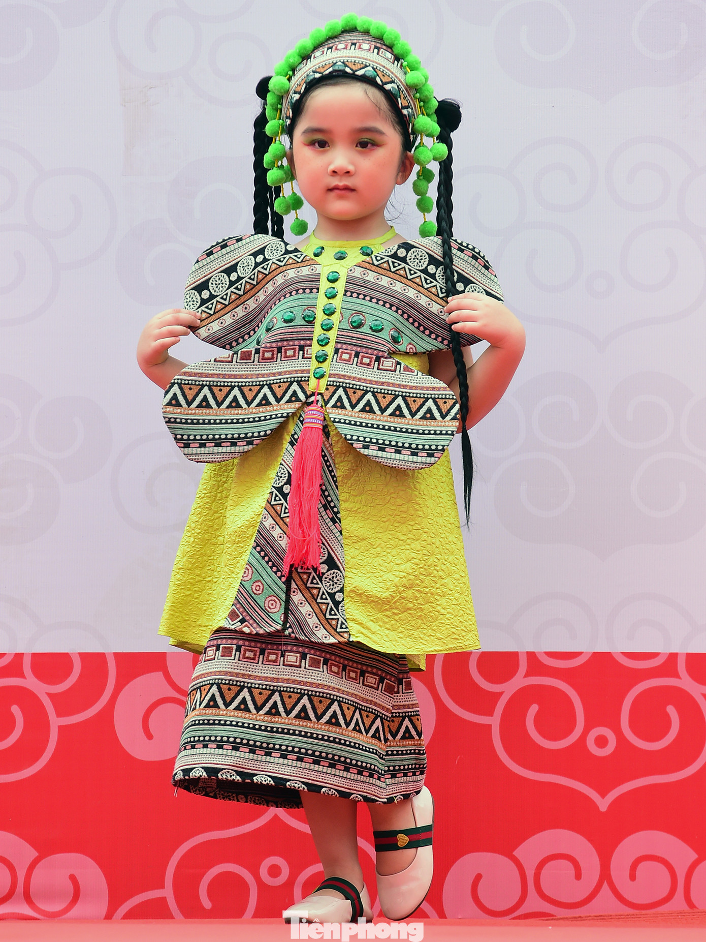 Năm nay, ngoài thi 3 môn kiến thức quen thuộc như Toán, Tiếng Việt, Tự nhiên Xã hội hoặc Lịch sử Địa lý, Trạng nguyên nhỏ tuổi năm nay cũng là mùa thi đầu tiên có thêm nội dung thi Kỹ năng sống dành cho lứa tuổi Tiểu học. (Trong ảnh là phần trình diễn thiết kế áo dài với các họa tiết, hoa văn miền cao). Ảnh: Xuân Tùng