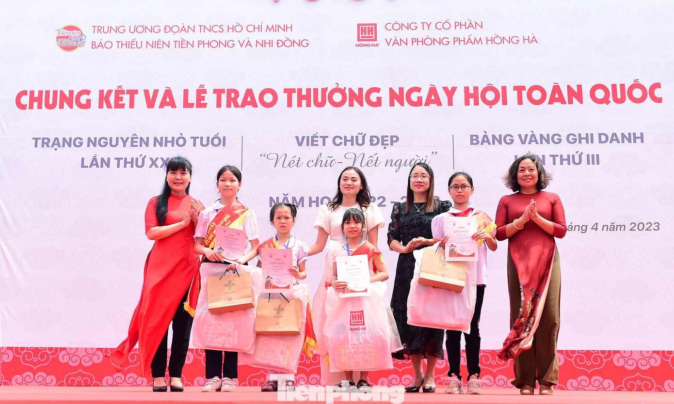 Ở hội thi Viết chữ đẹp, Ban Tổ chức trao 4 giải Nhất, 12 giải Nhì, 16 giải Ba và 70 giải Khuyến khích. (Trong ảnh, bốn thí sinh đoạt giải Nhất hội thi Viết chữ đẹp). Ảnh: Xuân Tùng