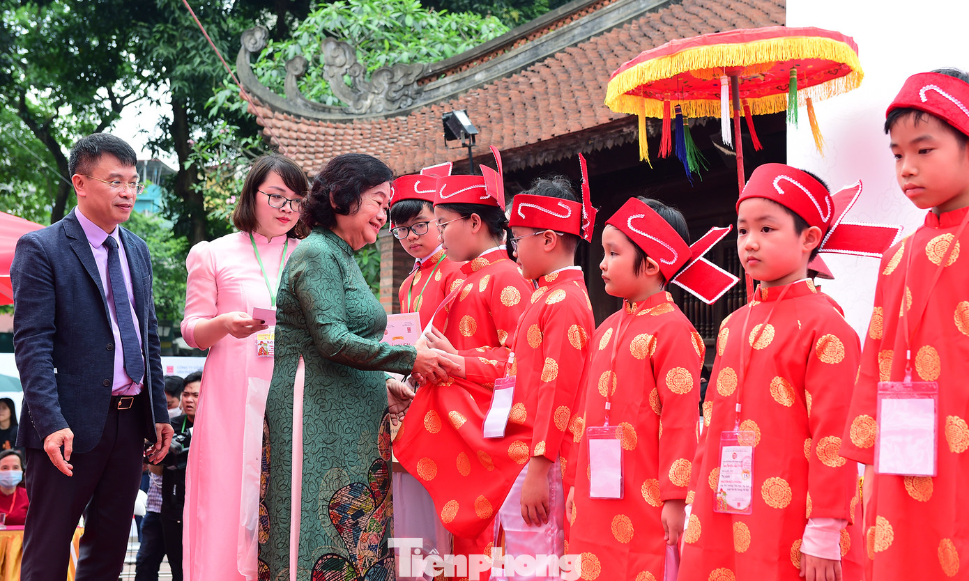 Bà Trương Mỹ Hoa trao thưởng các thí sinh đoạt giải Trạng nguyên toàn tài. Ảnh: Xuân Tùng