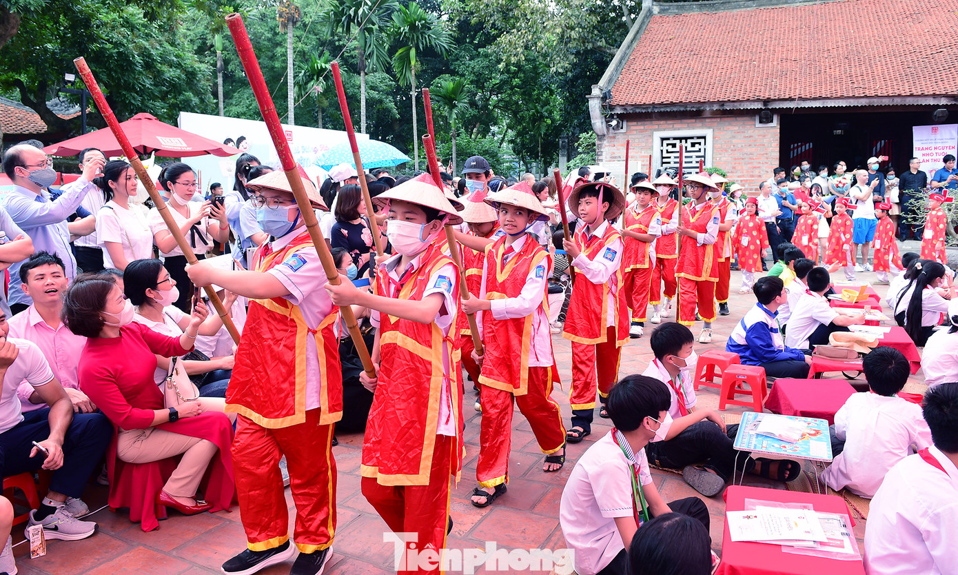 Trong khuôn khổ chương trình, đã diễn ra nghi thức Lễ rước Trạng nguyên đối với 18 thí sinh đoạt giải cao nhất tại Chung kết toàn quốc Trạng nguyên nhỏ tuổi và Bảng vàng ghi danh năm học 2022 - 2023. Ảnh: Xuân Tùng