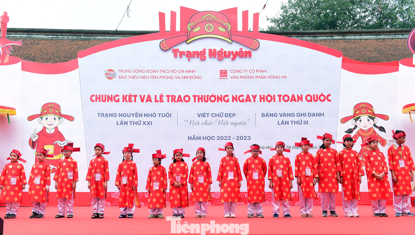 Ngoài những phần thưởng mà Trạng nguyên được nhận gồm: Giấy Khen, Trang phục Trạng Nguyên, tiền mặt và quà tặng, Ban Tổ chức tặng thưởng danh hiệu Trạng nguyên toàn tài cho 18 học sinh đoạt giải Trạng Nguyên nhỏ tuổi và Bảng vàng ghi danh. Ảnh: Xuân Tùng