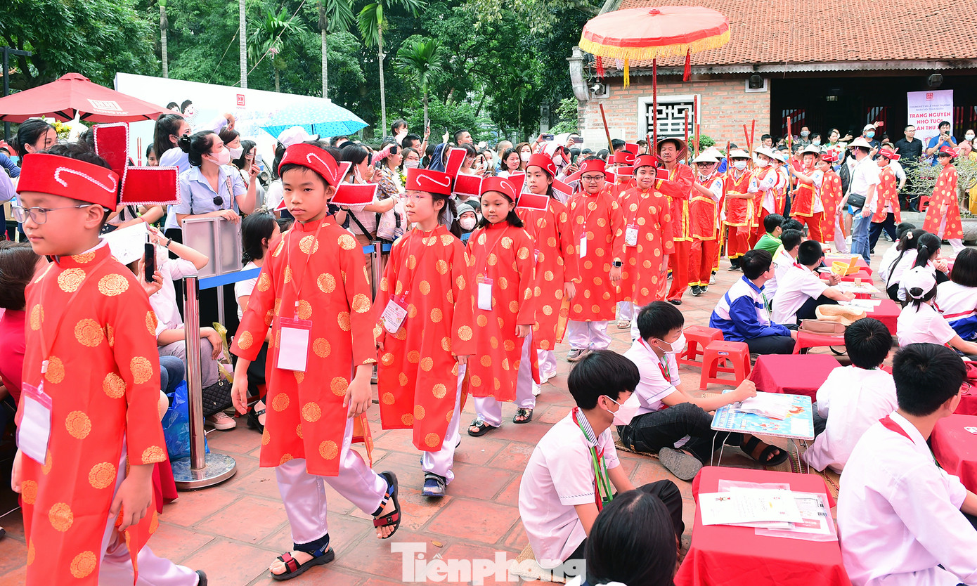 Trong khuôn khổ chương trình, đã diễn ra nghi thức Lễ rước Trạng nguyên đối với 18 thí sinh đoạt giải cao nhất tại Chung kết toàn quốc Trạng nguyên nhỏ tuổi và Bảng vàng ghi danh năm học 2022 - 2023. Ảnh: Xuân Tùng