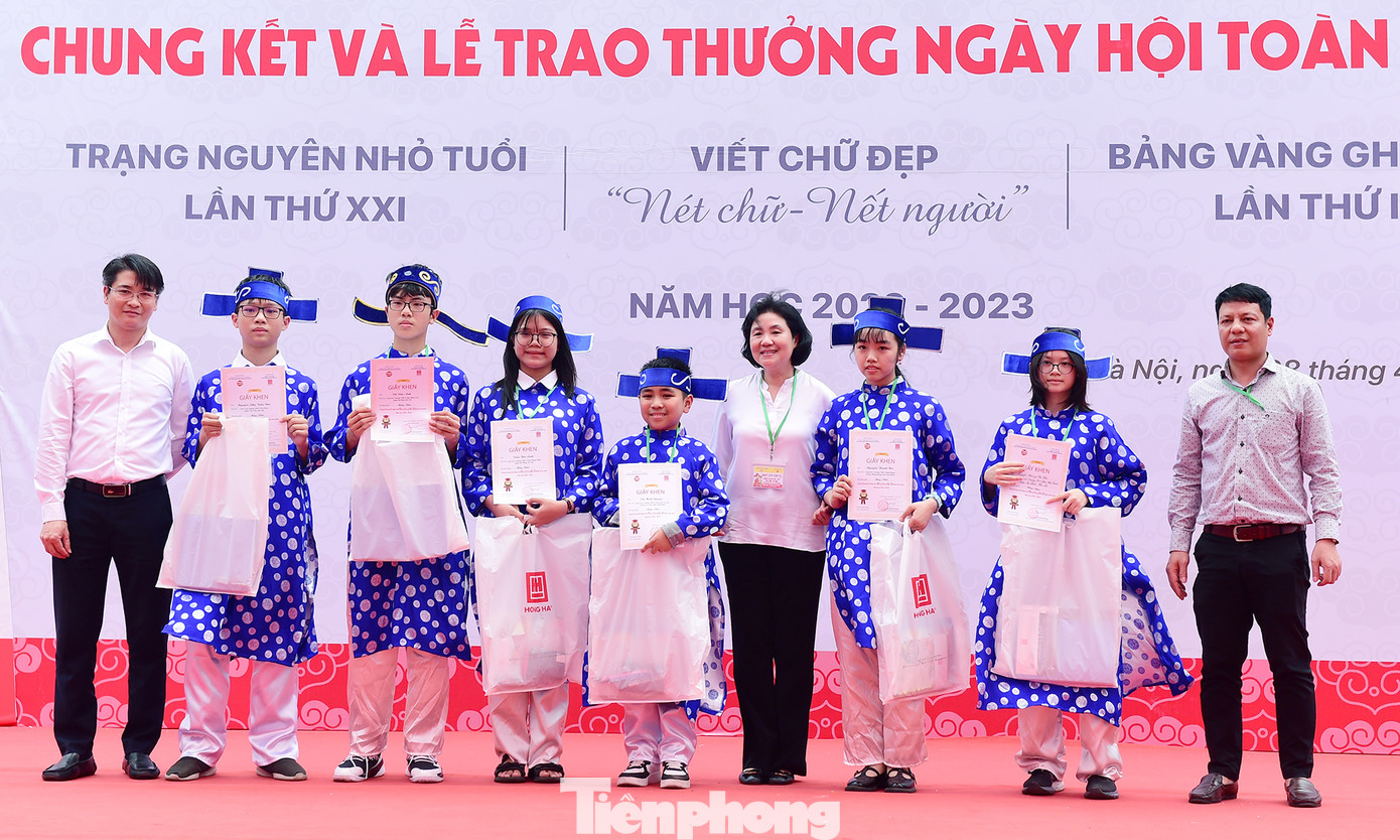 Ban Tổ chức đã trao 6 giải Bảng nhãn, 6 giải Thám hoa và 54 giải Hoàng giáp đối với các thí sinh tham dự Hội thi Bảng vàng ghi danh. (Trong ảnh, các thí sinh đoạt giải Bảng nhãn). Ảnh: Xuân Tùng