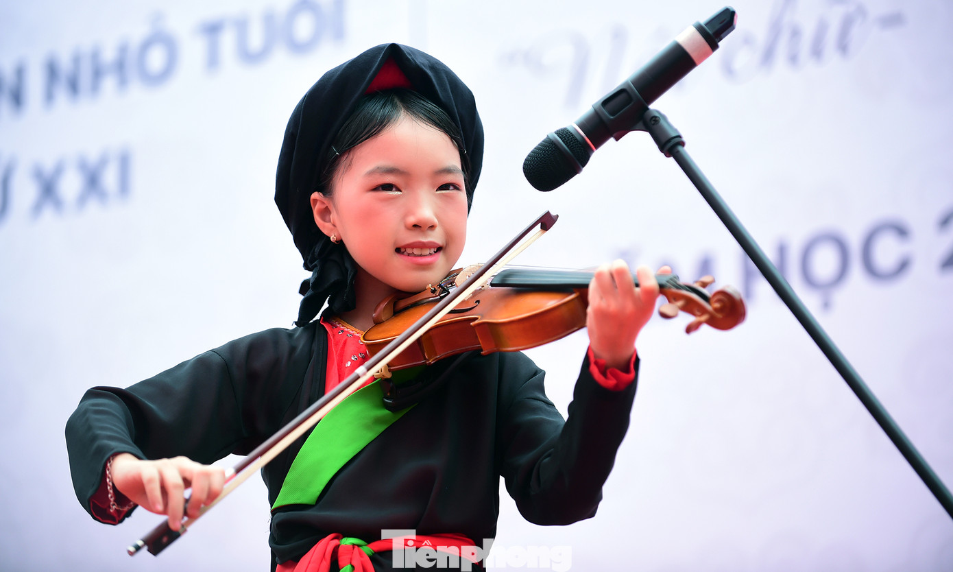 Trong số các thí sinh tham dự, 131 thí sinh tham dự Hội thi Trạng nguyên nhỏ tuổi và 102 thí sinh tham dự Hội thi Viết chữ đẹp là học sinh các khối lớp 2, 3, 4, 5. 72 thí sinh đua tài trong Hội thi Bảng vàng ghi danh là học sinh các khối 6,7,8. (Trong ảnh, một học sinh ở Hà Nội biểu diễn đàn Violon bài Làng quan họ quê tôi). Ảnh: Xuân Tùng