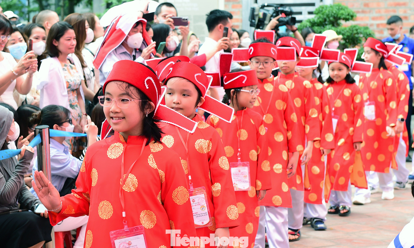 Trong khuôn khổ chương trình, đã diễn ra nghi thức Lễ rước Trạng nguyên đối với 18 thí sinh đoạt giải cao nhất tại Chung kết toàn quốc Trạng nguyên nhỏ tuổi và Bảng vàng ghi danh năm học 2022 - 2023. Ảnh: Xuân Tùng