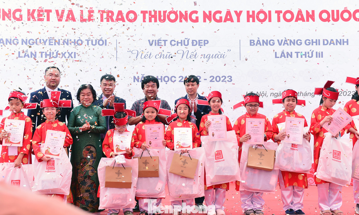 Ban Tổ chức trao giải thưởng 18 thí sinh đoạt giải Trạng nguyên toàn tài. Đây là những người xuất sắc nhất ở ba hội thi Trạng nguyên nhỏ tuổi, Viết chữ đẹp &quot;Nét chữ, nết người&quot; và Bảng vàng ghi danh năm 2023. Ảnh: Xuân Tùng