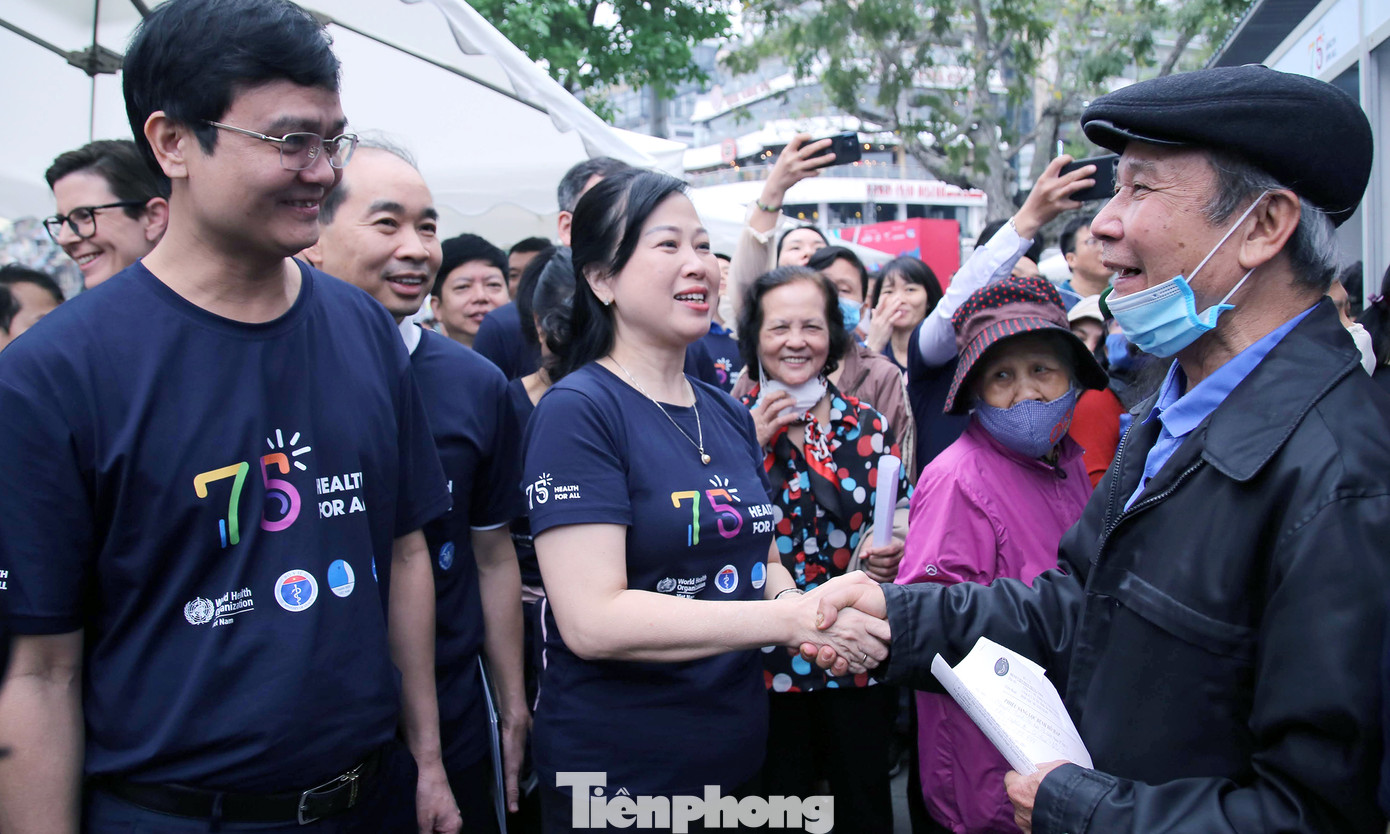 Bà Đào Hồng Lan và anh Bùi Quang Huy thăm hỏi người dân tham gia khám bệnh tại chương trình. Ảnh: Lâm Đăng Hải
