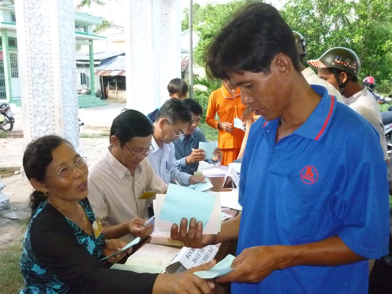 Người dân đi bầu cử. Ảnh: Nguyễn Tiến Hưng