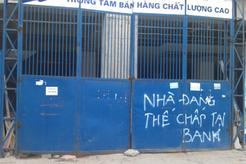 Ngân hàng và doanh nghiệp đều mắc kẹt vì nợ xấu. Ảnh: Hoàng Lan