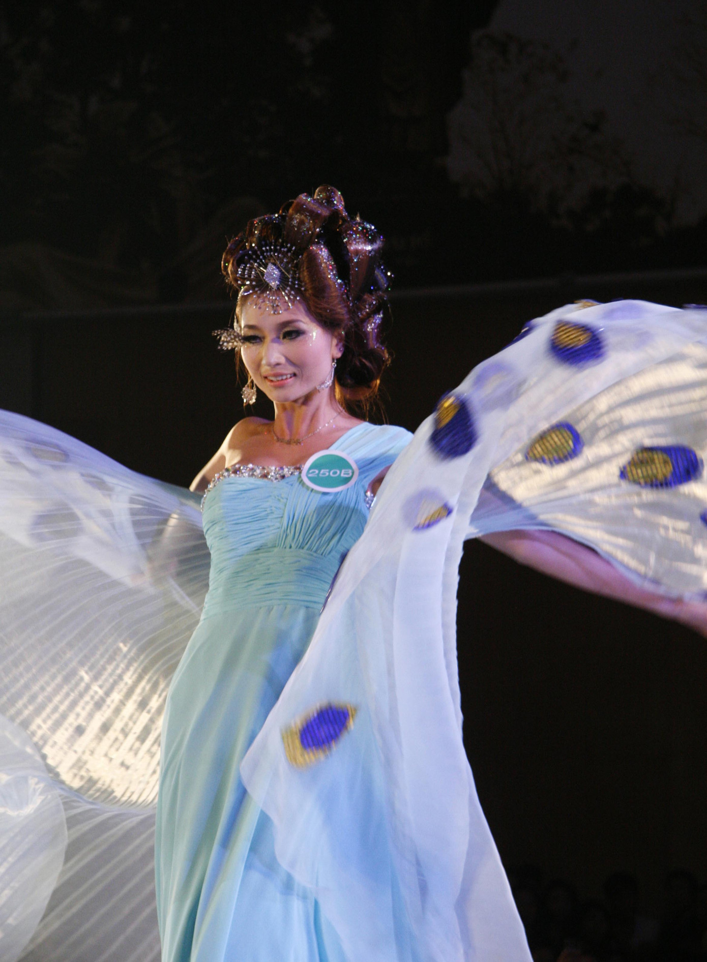 Mẫu tóc sóng biển kết hợp với vắy công của nhà thiết kế Nguyễn Văn Tân