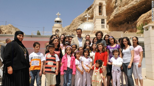 Vợ chồng tổng thống Assad thăm trại trẻ mồ côi tại Mar Taqla của Syria hồi tháng 4/2008