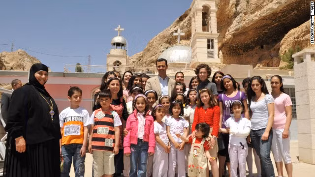 Vợ chồng tổng thống Assad thăm trại trẻ mồ côi tại Mar Taqla của Syria hồi tháng 4/2008