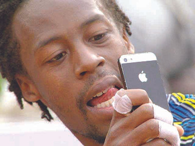 Gael Monfils dùng điện thoại ghi hình CĐV trên sân trong lúc nghỉ giữa hai game đấu. ảnh: AP