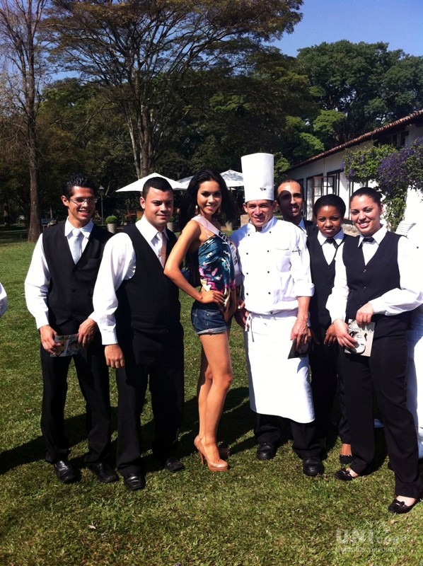 Chụp ảnh cùng các đầu bếp nhà hàng