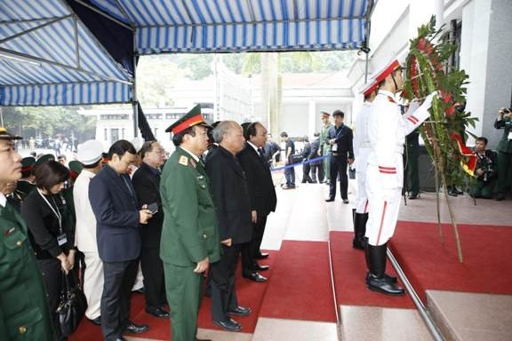 Đoàn Ban tổ chức lễ tang do Ủy viên BCT, Phó Thủ tướng Nguyễn Xuân Phúc dẫn đầu vào viếng Đại tướng. Ảnh: Như Ý. Đoàn Ban tổ chức lễ tang do Ủy viên BCT, Phó Thủ tướng Nguyễn Xuân Phúc dẫn đầu vào viếng Đại tướng. Ảnh: Như Ý