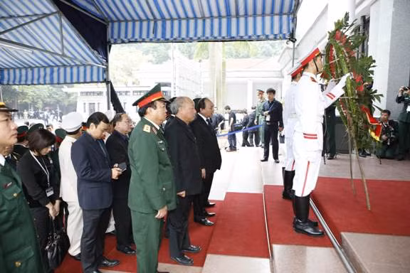Đoàn Ban tổ chức lễ tang do Ủy viên BCT, Phó Thủ tướng Nguyễn Xuân Phúc dẫn đầu vào viếng Đại tướng. Ảnh: Như Ý. Đoàn Ban tổ chức lễ tang do Ủy viên BCT, Phó Thủ tướng Nguyễn Xuân Phúc dẫn đầu vào viếng Đại tướng. Ảnh: Như Ý