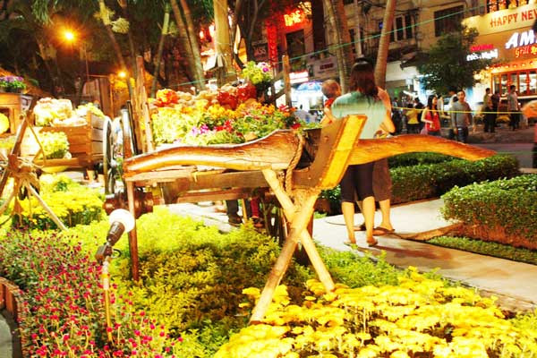 Hoa trên những chiếc xe gỗ thơ sơ
