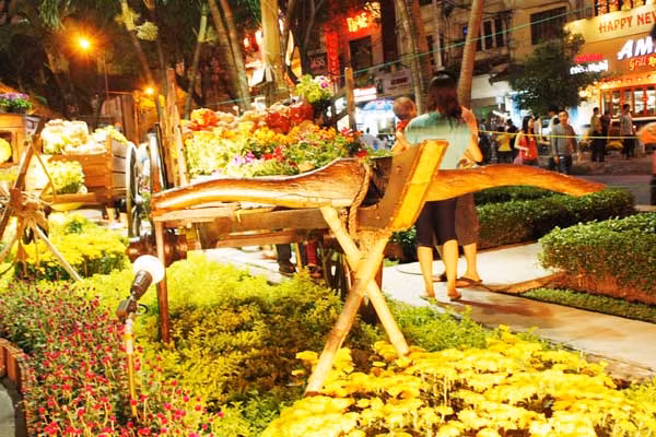 Hoa trên những chiếc xe gỗ thơ sơ