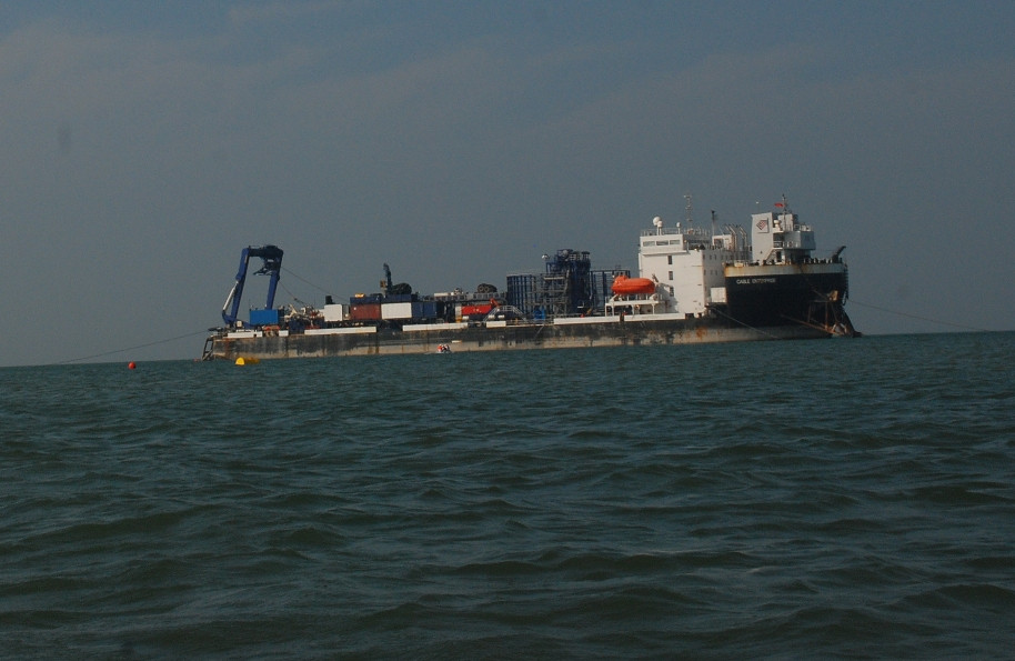 Con tàu Cable Enterprise nhìn từ đất liền