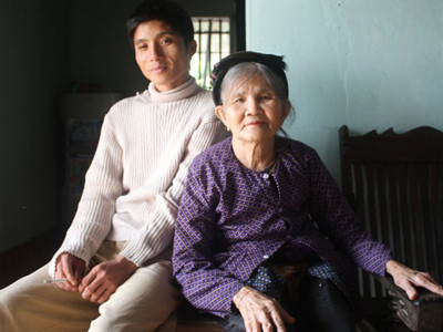 Hồ Văn Lệnh bên bà ngoại Công Vinh. Hồ Văn Lệnh bên bà ngoại Công Vinh