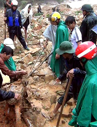 Dù trời liên tục đổ mưa nhưng lực lượng cứu hộ vẫn mặc áo mưa nỗ lực tìm kiếm thi thể anh Lang