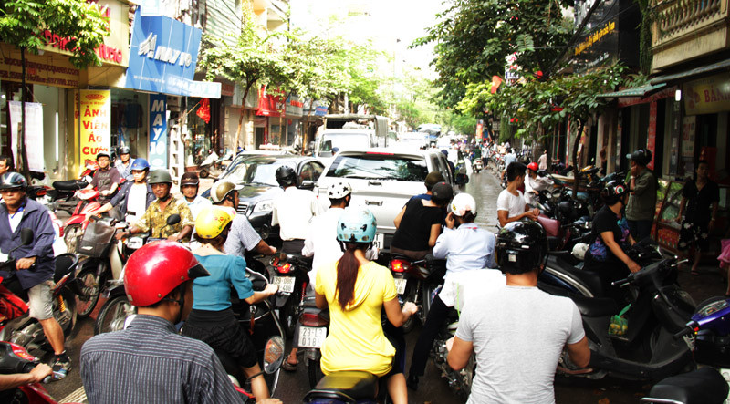 Giao thông trên đoạn đường qua hai cửa hàng bánh trung thu cả ngày nay bị ách tắc trầm trọng. Ảnh: Trường Phong. Giao thông trên đoạn đường qua hai cửa hàng bánh trung thu cả ngày nay bị ách tắc trầm trọng. Ảnh: Trường Phong