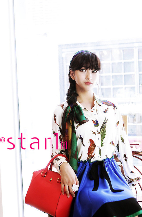 Dịu dàng nữ tính với xì tài váy xòe và tóc tết cùng khăn... Gợi cảm với quần short khoe chân thon... Đáng yêu nhưng vẫn cá tính với phong cách trang điểm tập trung vào đôi mắt... Năng động khi diện áo crop top với chân váy bút chì... Cổ điển gợi cảm với gam màu trầm.