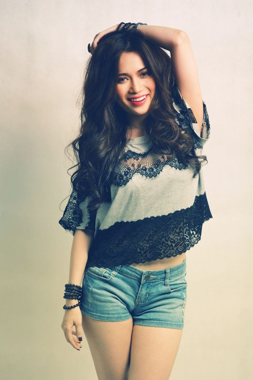 Tên tuổi của Sĩ Thanh chỉ thực sự trở nên hot sau nghi án hẹn hò cùng Yanbi. Đầu tháng 11, hai người bị bắt gặp cùng đi ăn đêm và có không ít cử chỉ thân mật. Ngay sau đó, họ tiếp tục cùng đi chơi bar, uống cafe vỉa hè... khiến dư luận càng thêm nghi ngờ Sĩ Thanh đang yêu giọng ca Thu cuối. Tuy nhiên, theo một vài nguồn tin, họ chỉ là những người bạn và Yanbi vẫn dành trái tim cho người mẫu Andrea Aybar