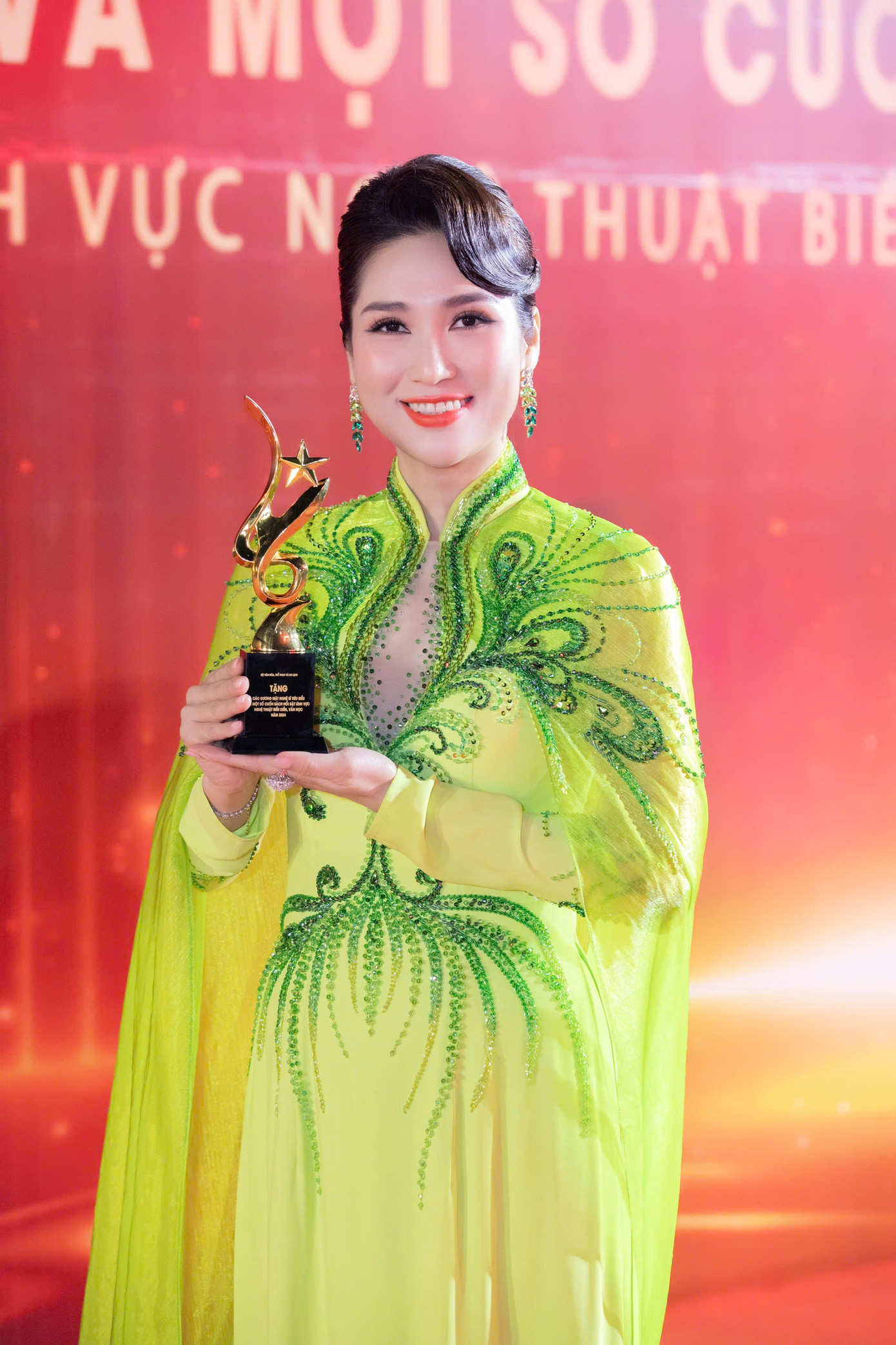 Cô cũng cho biết việc được công nhận và vinh danh trong năm 2024 không chỉ là thành tựu cá nhân, mà còn là động lực để cô tiếp tục cố gắng trong việc bảo tồn và phát huy giá trị nghệ thuật truyền thống của dân tộc. Cô cũng cho biết việc được công nhận và vinh danh trong năm 2024 không chỉ là thành tựu cá nhân, mà còn là động lực để cô tiếp tục cố gắng trong việc bảo tồn và phát huy giá trị nghệ thuật truyền thống của dân tộc.