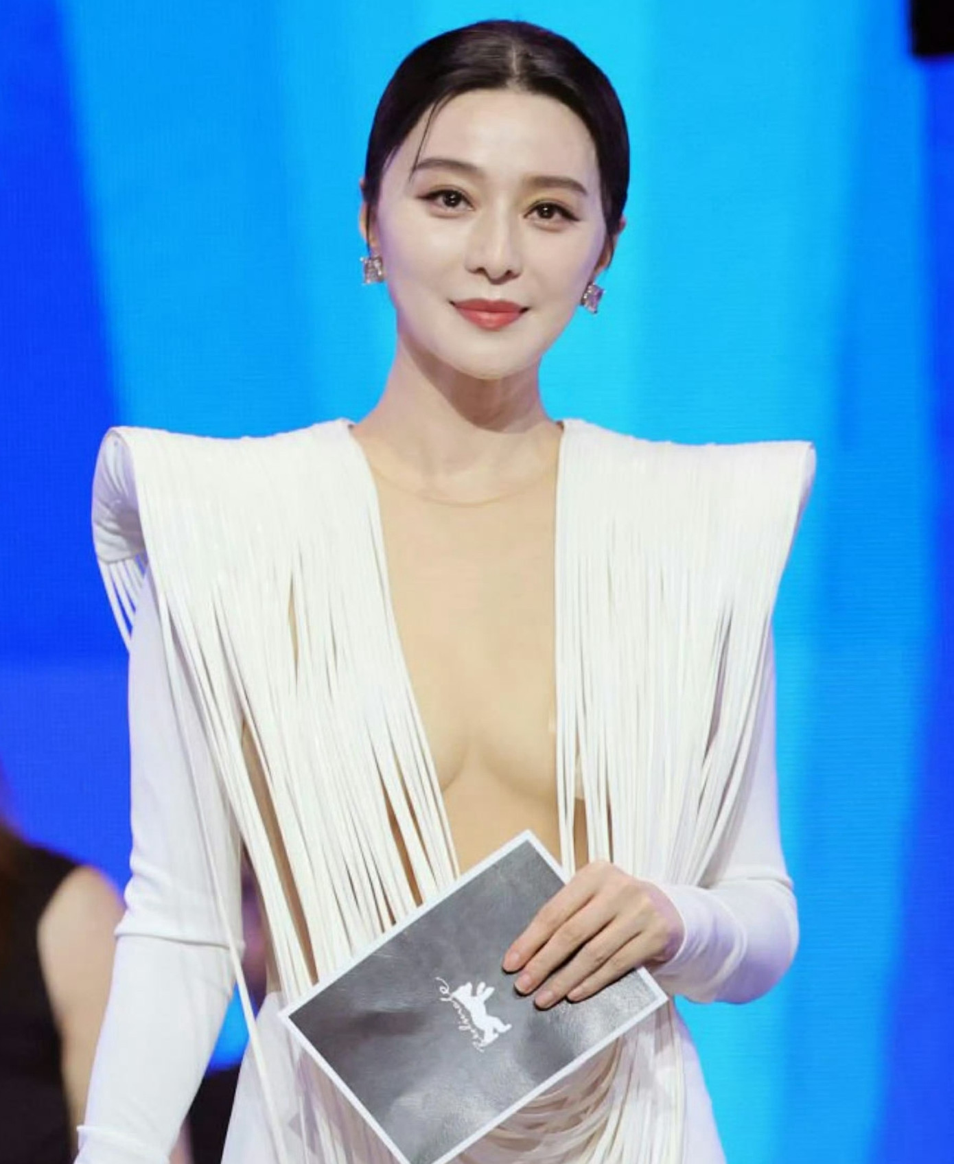 Nhan sắc Phạm Băng Băng được khen ngợi trẻ trung hơn tuổi 44. Nhan sắc Phạm Băng Băng được khen ngợi trẻ trung hơn tuổi 44.