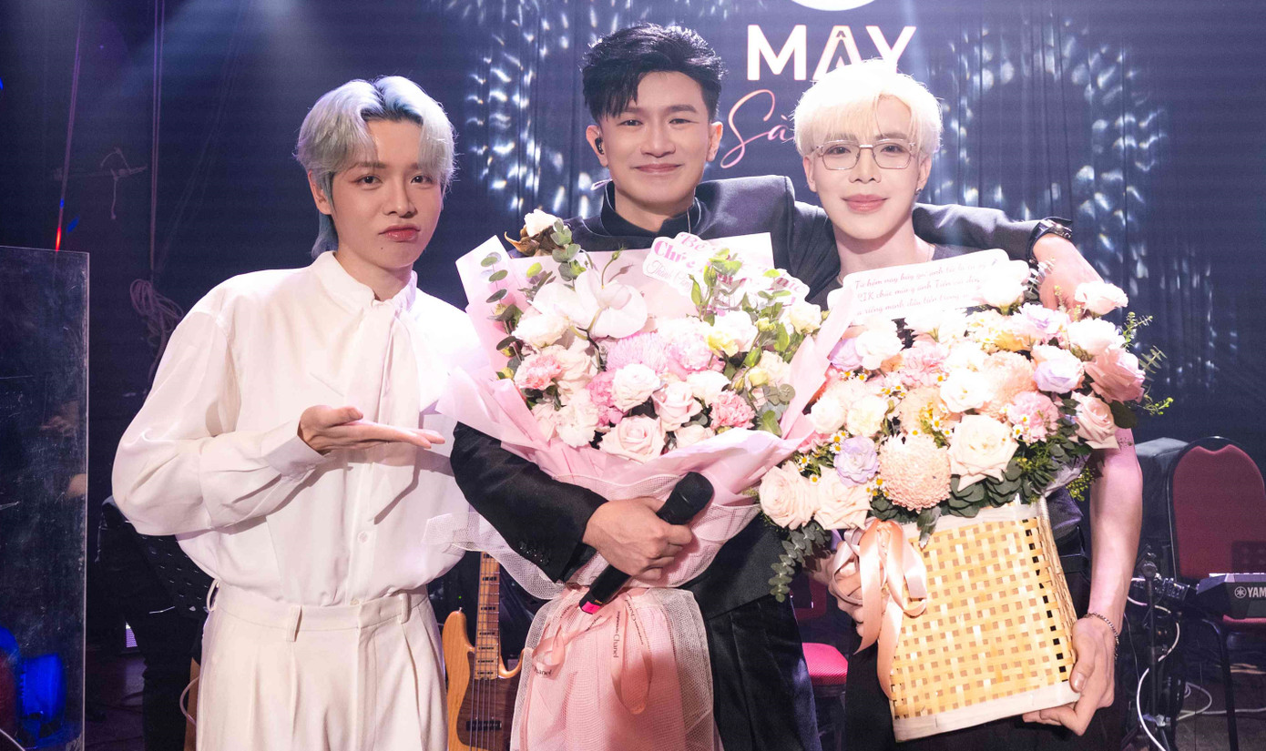 Đức Phúc và Erik là khách mời của sự kiện. Cả hai mong Dược sĩ Tiến vững tin với hướng đi mới.