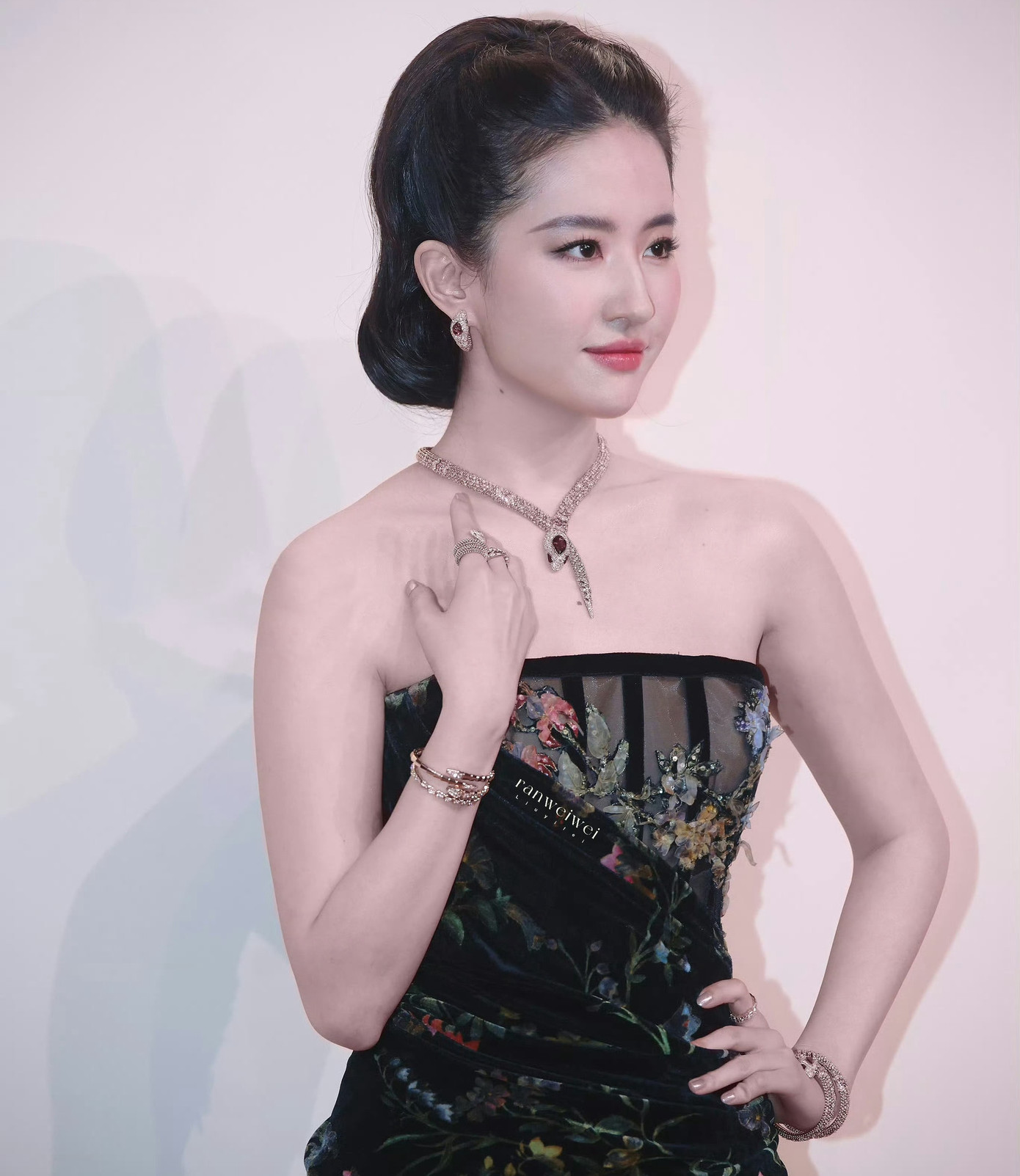 Cũng trong sự kiện, Lưu Diệc Phi đứng ở vị trí chính giữa. Theo Sohu, hiện tại trong giới giải trí Hoa ngữ, Lưu Diệc Phi có địa vị cao bậc nhất, đặc biệt trong các sự kiện thời trang cô luôn được ban tổ chức ưu ái.