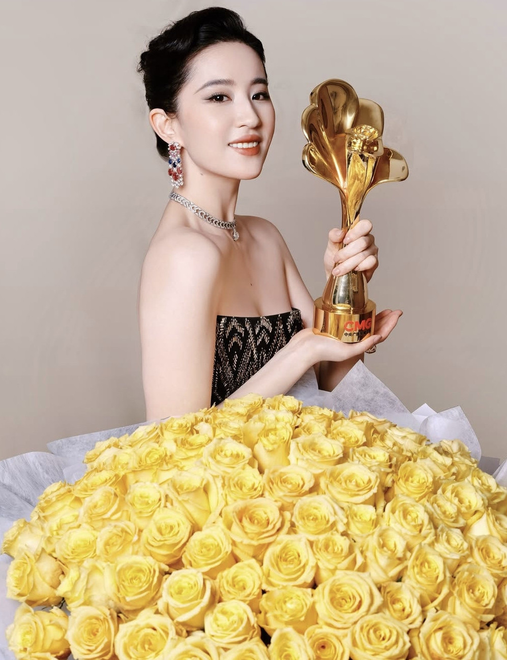 Lưu Diệc Phi nhận được nhiều giải thưởng trong thời gian qua. Lưu Diệc Phi nhận được nhiều giải thưởng trong thời gian qua.