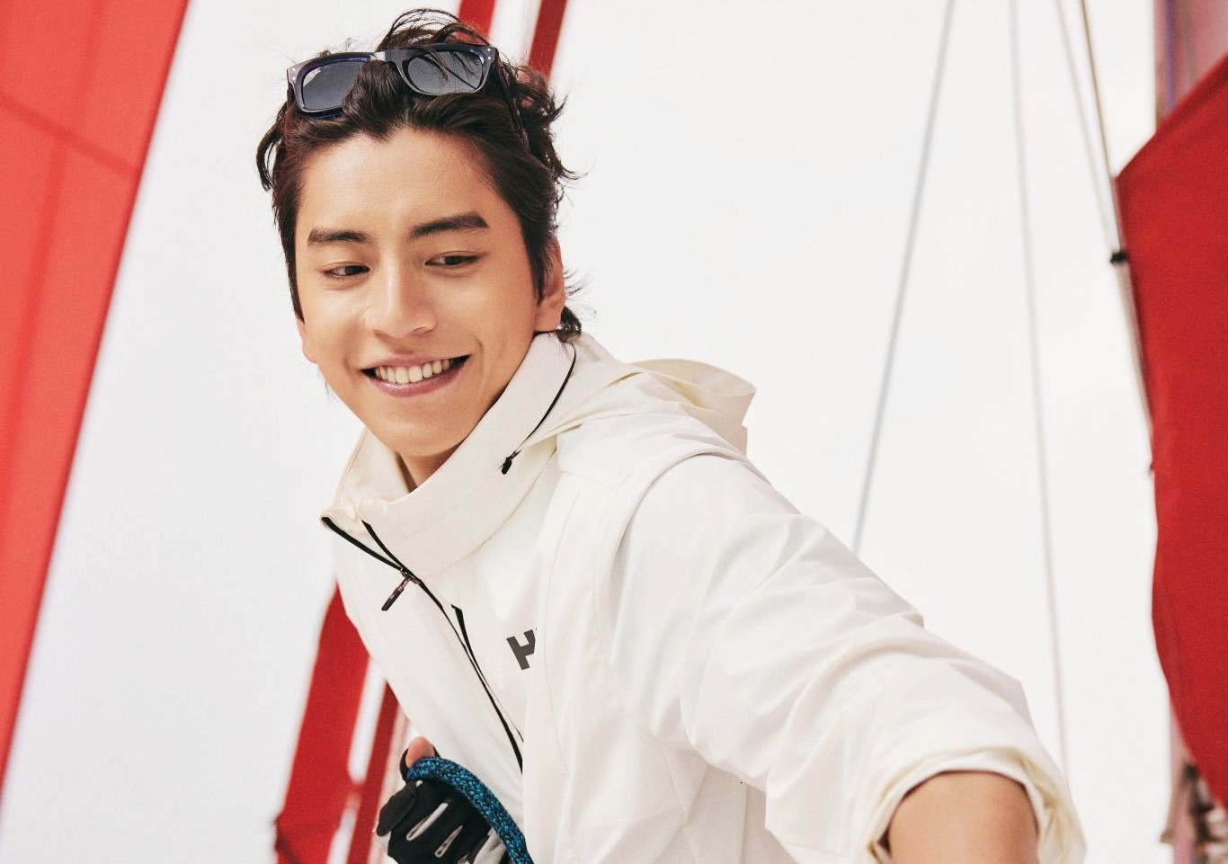 Nam diễn viên có cha là triệu phú, luôn hỗ trợ anh trong quá trình hoạt động nghệ thuật. Nam diễn viên có cha là triệu phú, luôn hỗ trợ anh trong quá trình hoạt động nghệ thuật.