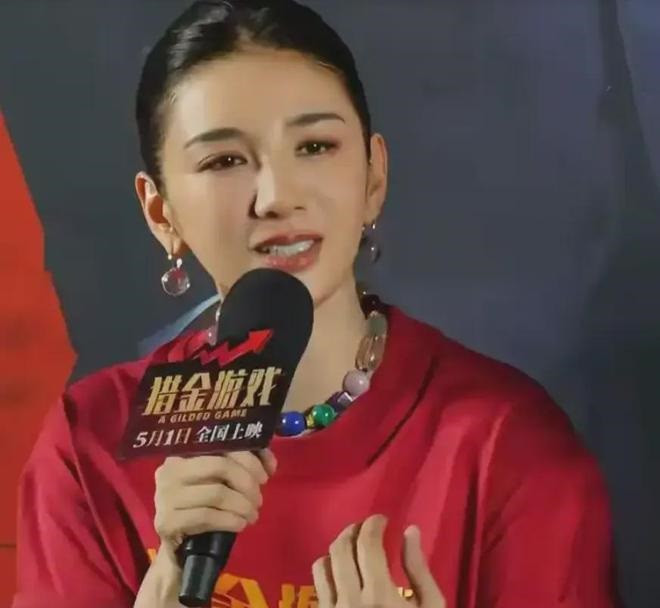 Huỳnh Dịch trong một ngày kiếm hơn 11.000 USD vẫn than mệt kể khổ. Huỳnh Dịch trong một ngày kiếm hơn 11.000 USD vẫn than mệt kể khổ.