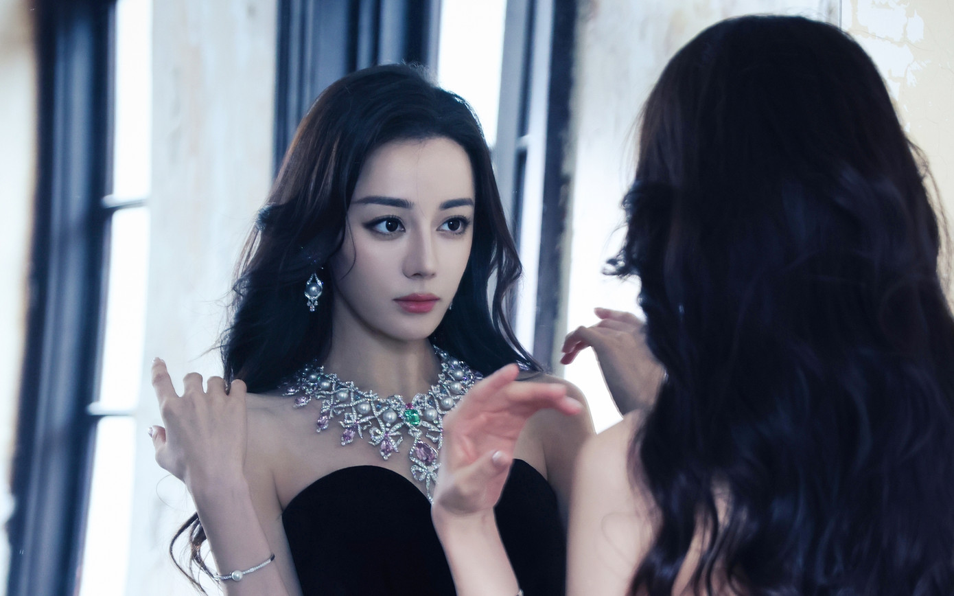 Địch Lệ Nhiệt Ba muốn rời công ty quản lý hiện tại nhưng không thành công. Địch Lệ Nhiệt Ba muốn rời công ty quản lý hiện tại nhưng không thành công.